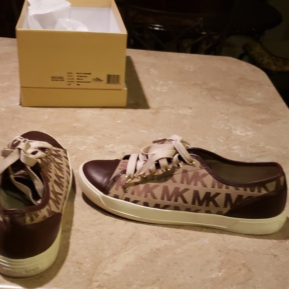 Casual walking shoes - Picture 2 of 3